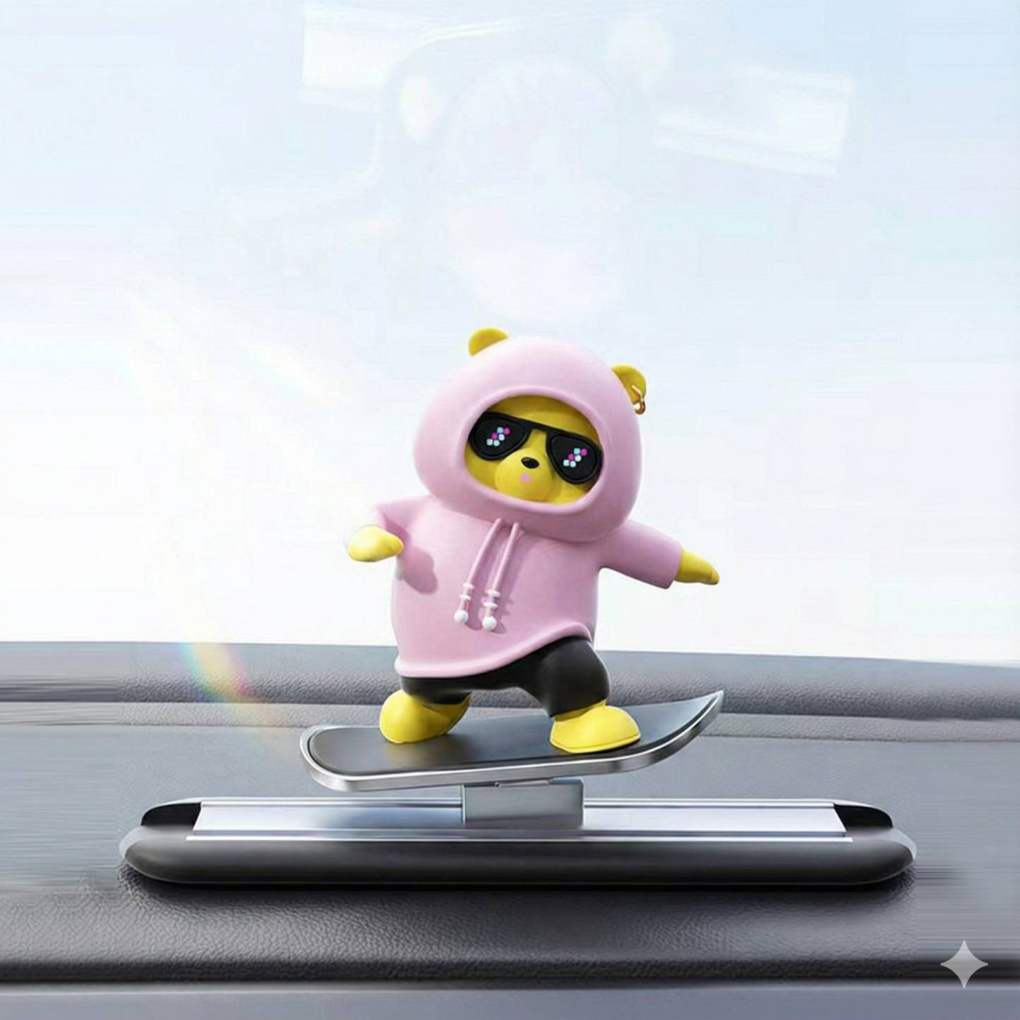 Gungande Nalle på Skateboard – Den perfekta presenten till bilägaren