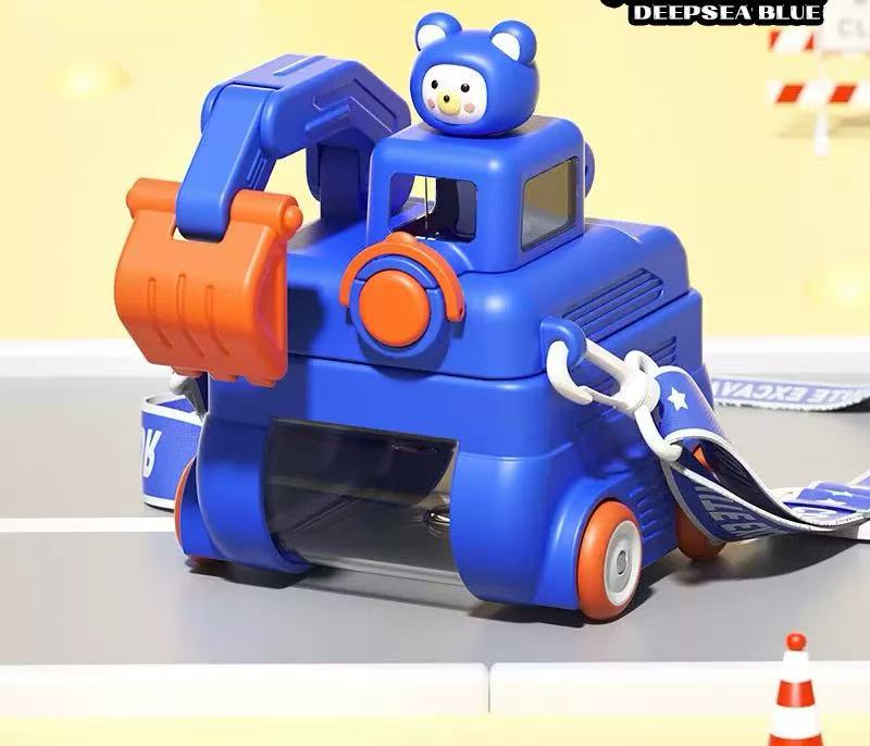 Söt vattenflaska i tecknad leksaksstil med praktisk bärrem