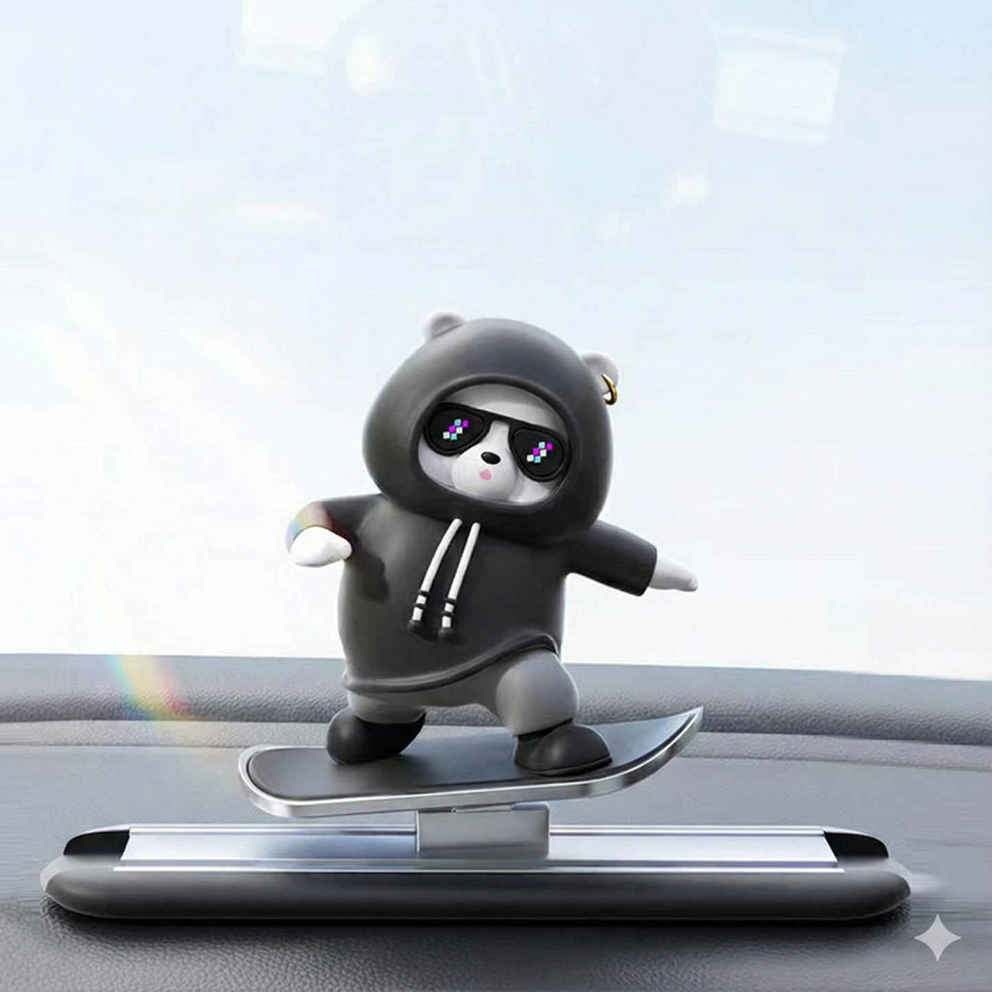 Gungande Nalle på Skateboard – Den perfekta presenten till bilägaren