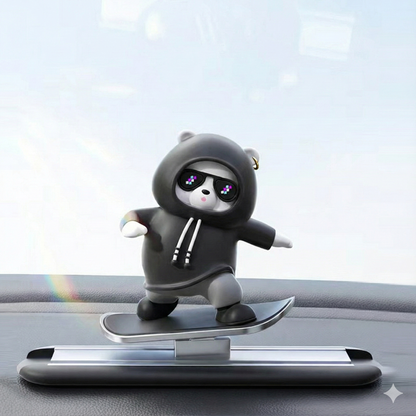 Gungande Nalle på Skateboard – Den perfekta presenten till bilägaren